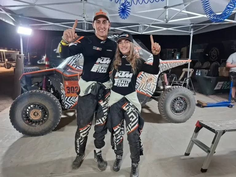 Hizo motocross, equitación y sorprendió ganando en el Dakar: quién es la joven piloto que compite junto a un bombero voluntario argentino