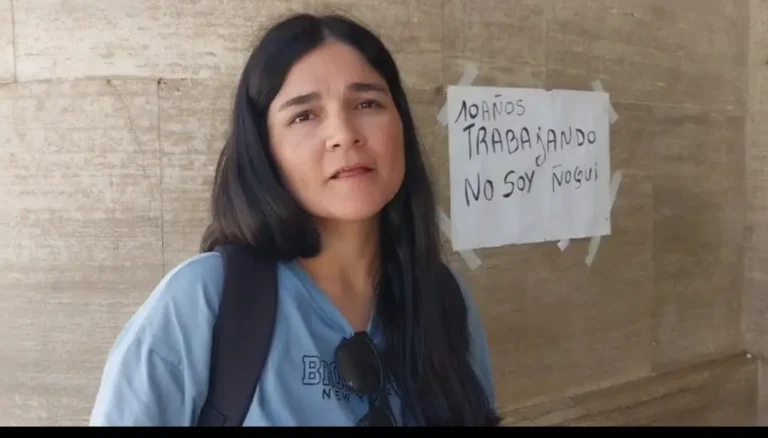 JOVEN DESPEDIDA POR AZCUE CONTINUA EL ACAMPE EN EL INGRESO AL MUNICIPIO