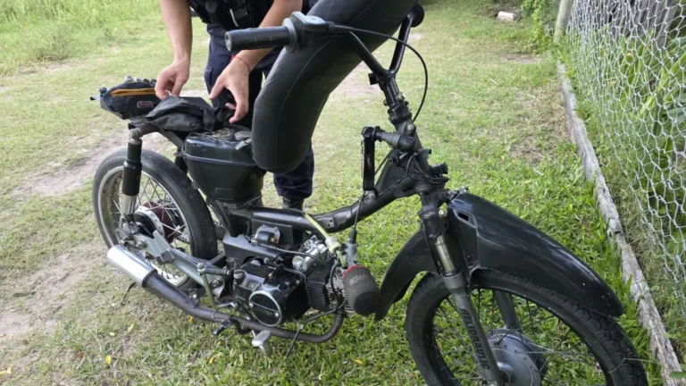 Allanamientos por picadas ilegales: cuatro detenidos y secuestro de motos, armas y droga