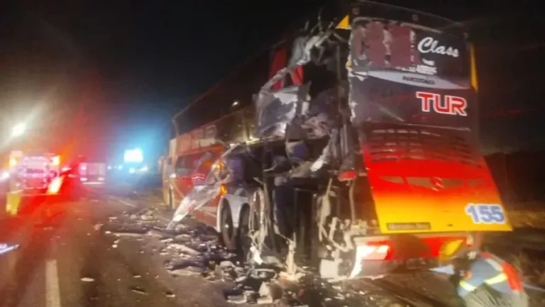 Hay dos heridos de gravedad por un impactante choque entre un camión de Entre Ríos y un colectivo de pasajeros