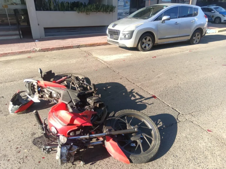 Siniestro vial en Pellegrini y Salta: un motociclista resultó lesionado