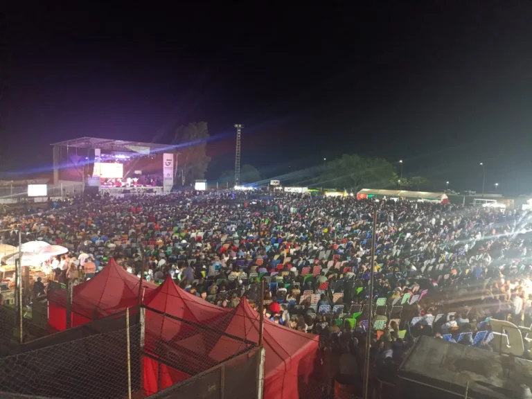 La Fiesta de la Sandía desafió al viento y al frío, cerrando con un predio colmado por la convocatoria de Lucas Sugo