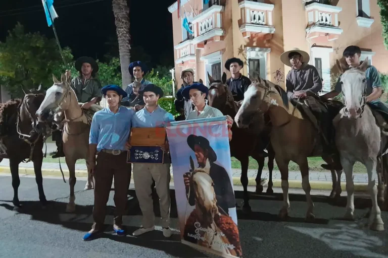 Ferviente recibimiento en Feliciano al jinete Ulises Daporta que se consagró en el Festival de Jesús María