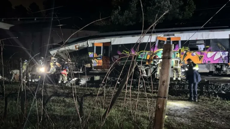Otra tragedia ferroviaria en España: descarriló un tren, murió el maquinista y hay 20 pasajeros heridos