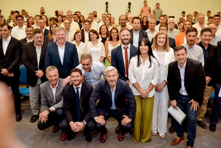 Espionaje: fuerte apoyo al Gobernador de intendentes de Juntos