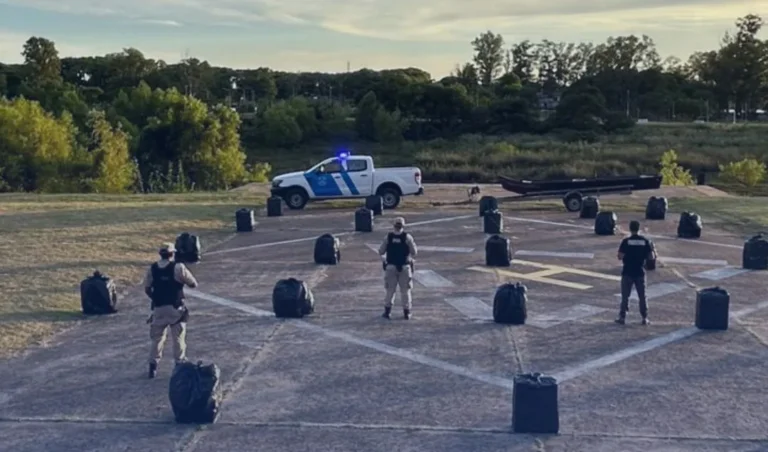 «Pescaron» otro cargamento de cigarrillos a bordo de una chalana, listo para cruzar a Salto desde Benito Legerén.