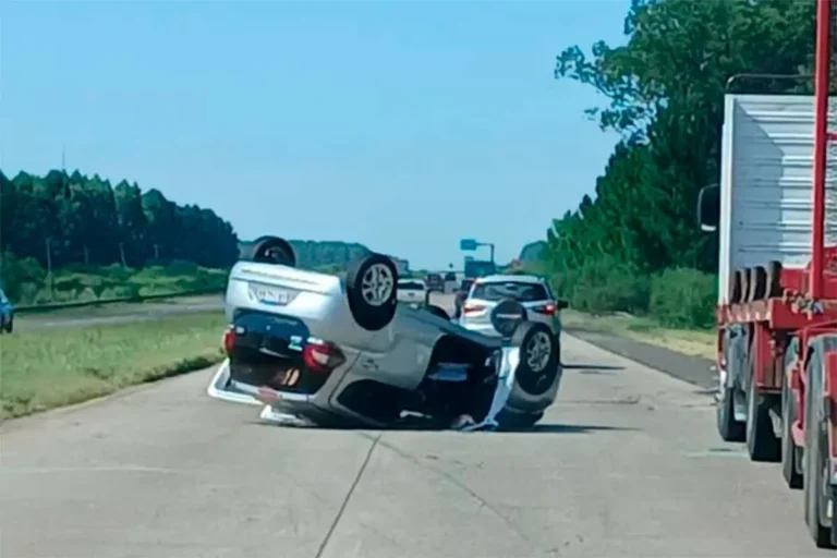 Un conductor perdió el control del auto y volcó en la Autovía cerca de Federación.