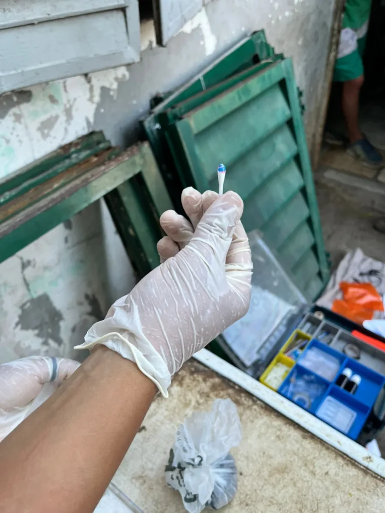 Detienen a dos mujeres y un hombre en el barrio Pampa Soler y los imputan por narcomenudeo.