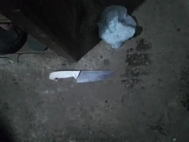 La tuvo secuestrada en una casa por dos días y solo le daba agua.