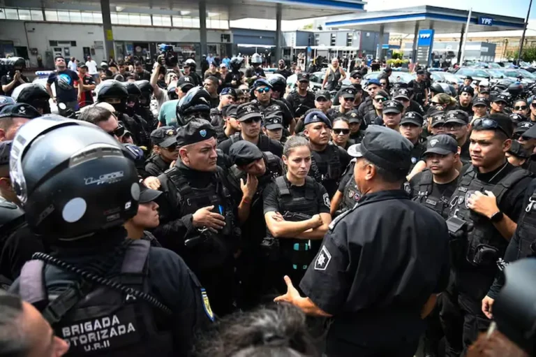 En Santa Fe, Pullaro confirmó un aumento de sueldo y personal de la Policía levantó la protesta