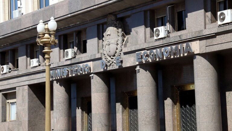 El Ministerio de Economía anunció un nuevo canje de deuda para postergar los vencimientos de febrero