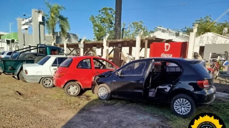 Mujer policía perdió el control de su auto y provocó un choque en cadena