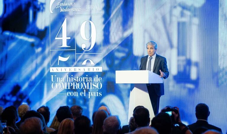 Caputo se ríe de los trabajadores: «Argentina necesita que deje de ser problema si alguien es despedido»