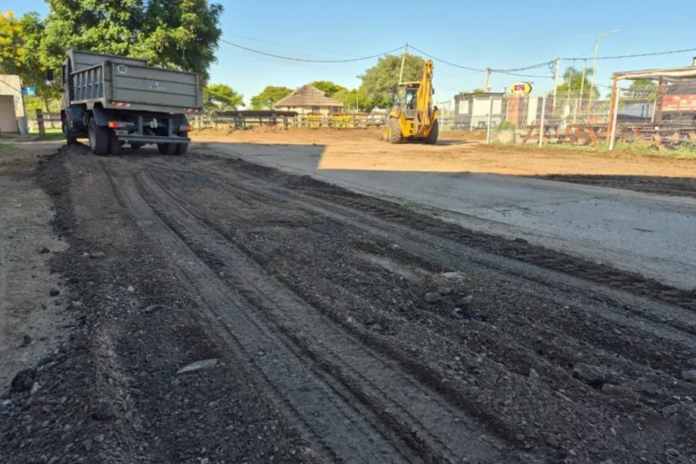 Maquinaria vial compactando la nueva superficie de asfalto reciclado en el acceso a los Galpones del Puerto de Gualeguaychú
