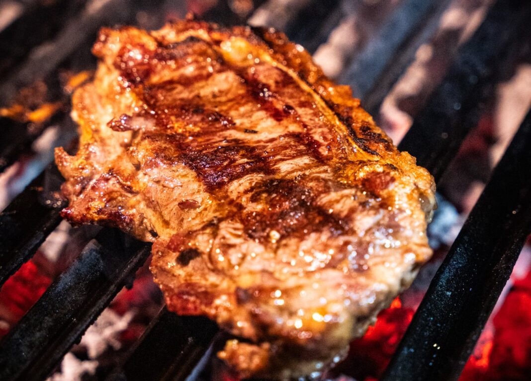 Mesa con platos tradicionales de Semana Santa, incluyendo pescado y empanadas de vigilia, en un contexto familiar.