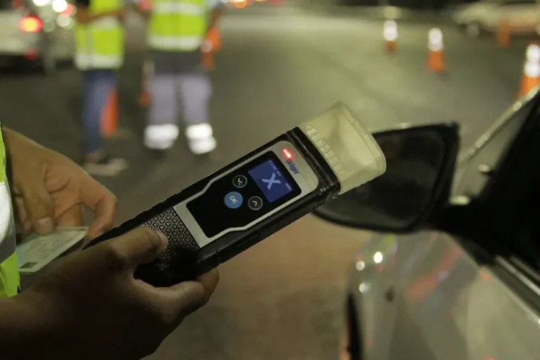 Agentes de la Policía de Entre Ríos realizando un control de alcoholemia en una ruta provincial