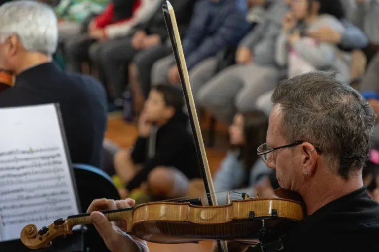Ilustración que combina símbolos de administración pública y música sinfónica, representando las noticias de Entre Ríos.